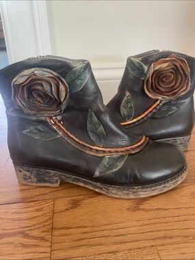 Vintage Very Unique Women's Brown Leather Rose Appliqué Ankle Booties